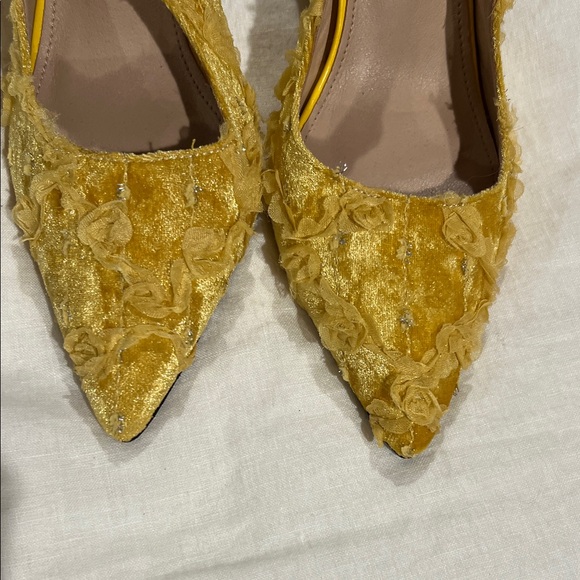 Elegant Yellow Textured Women's Shoes - Picture 2 of 4